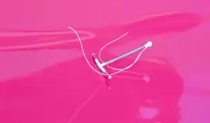 Cum se introduce un DIU și care sunt efectele lui secundare?