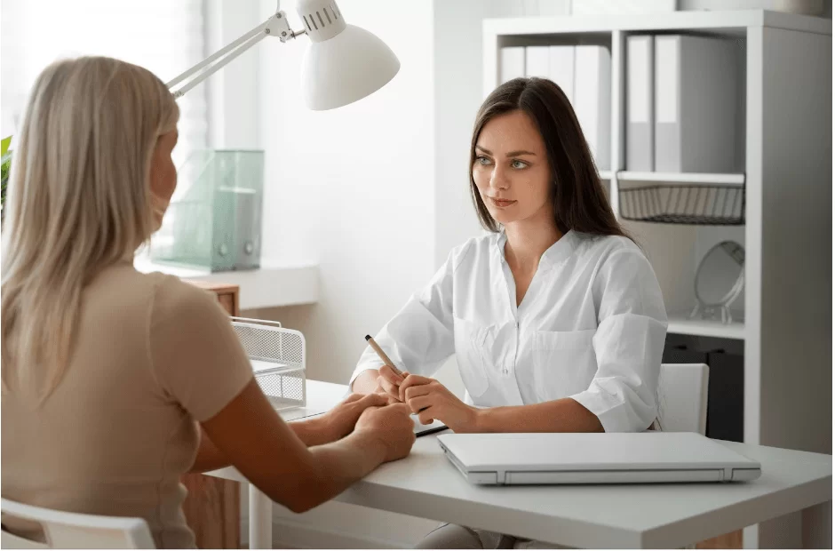 доктор обяснява на жена по картина