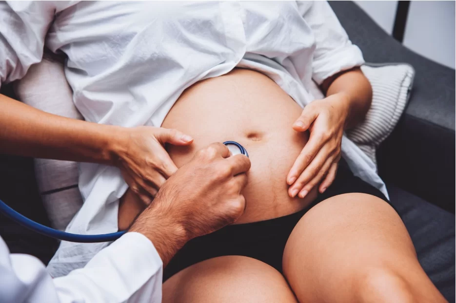 доктор преглежда бременна жена