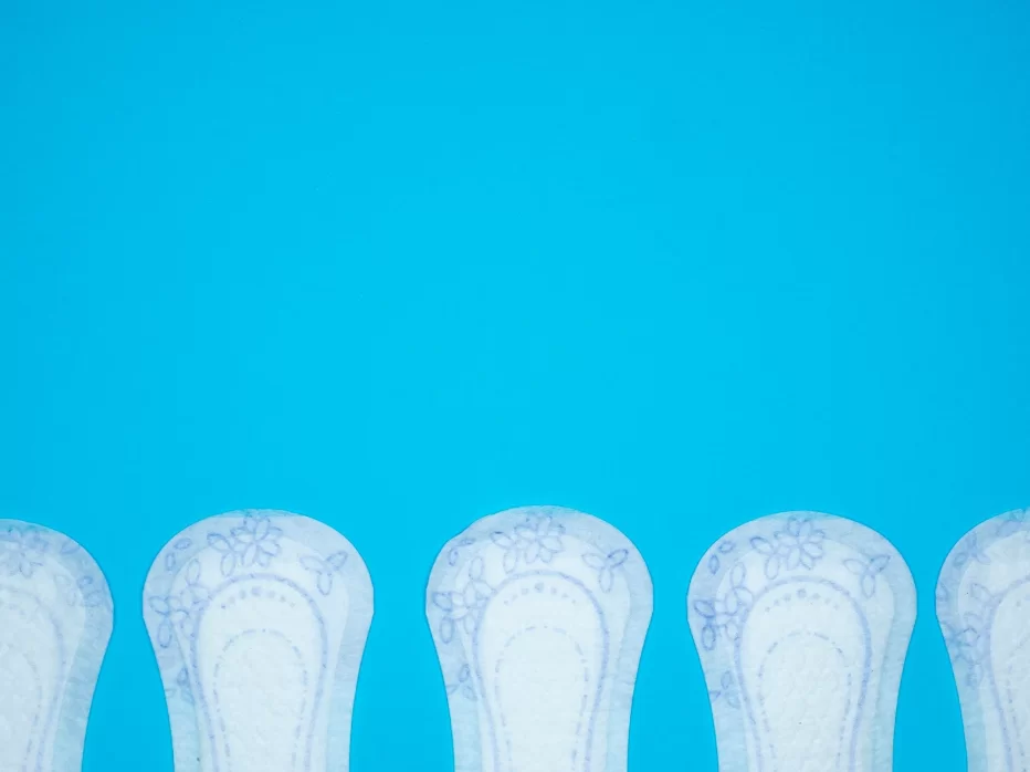 Дамски превръзки на син фон