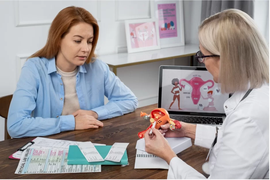 докторка води дискусия с пациентка в кабинет