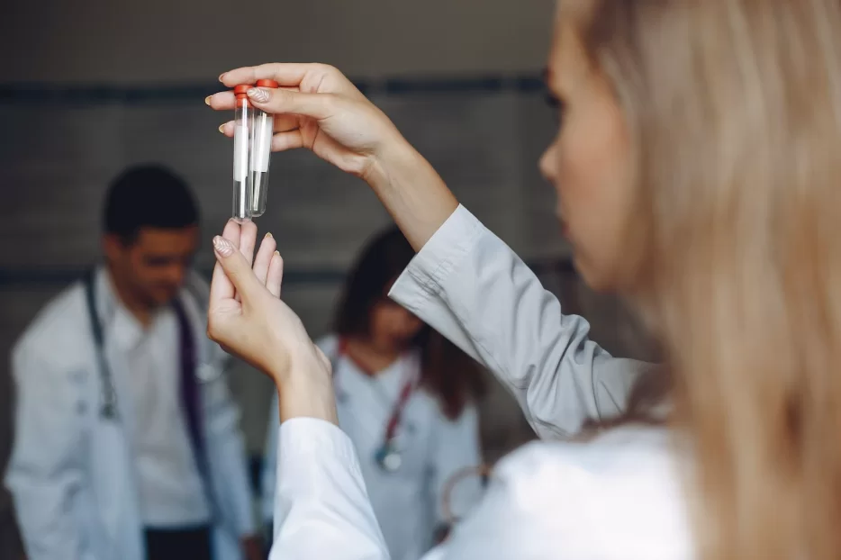 докторка държи празни проби