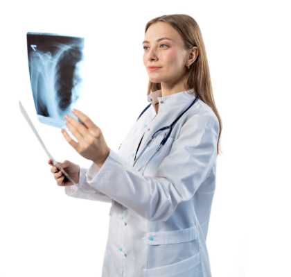 Млада лекарка разглежда рентгенова снимка.