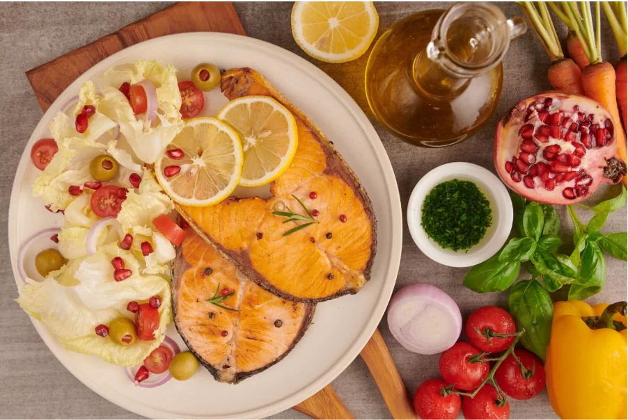 Филета от сьомга на скара и салата от пресни зеленчуци за здравословно хранене.